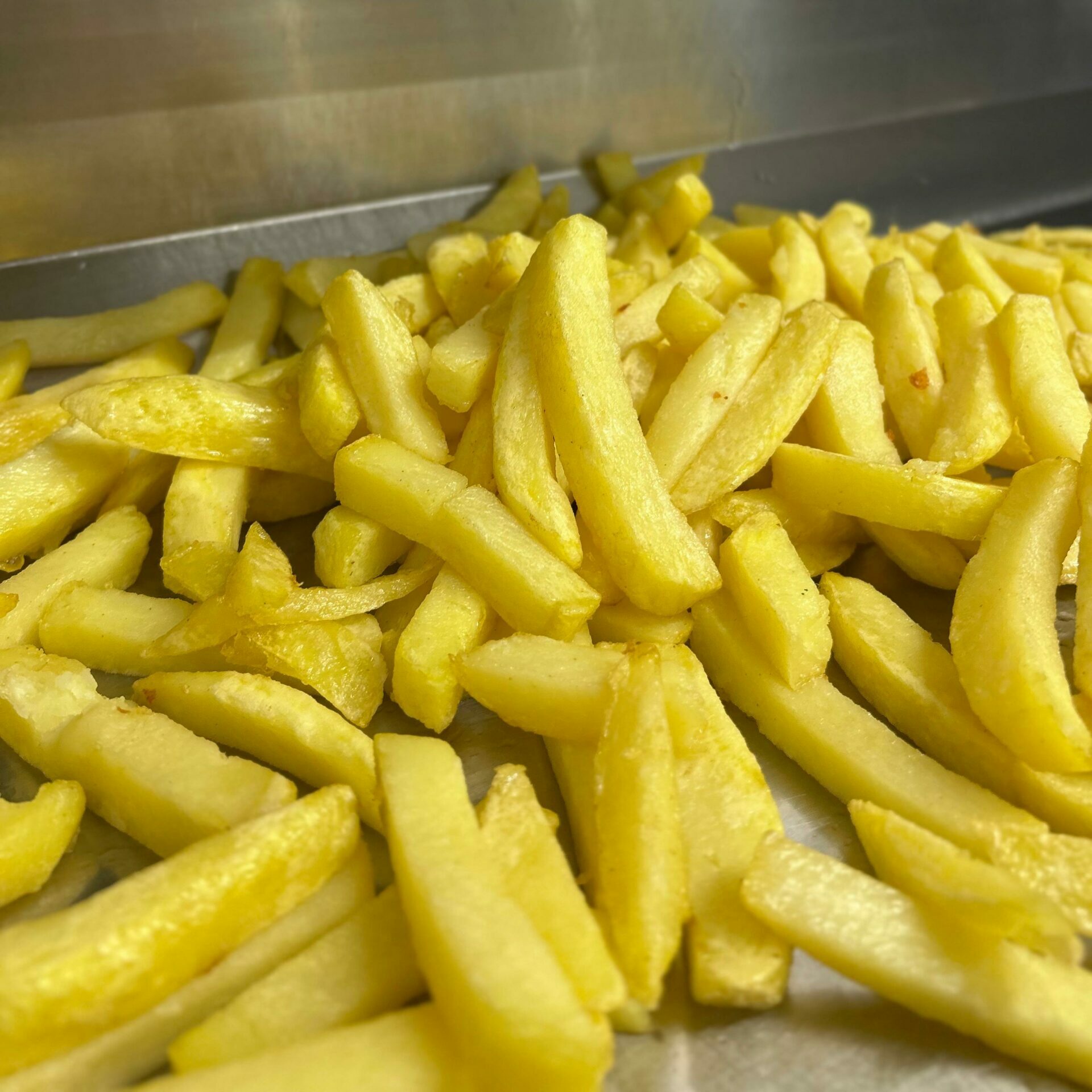 frites dorées et épaisses fraîchement préparées chez Ma Frite Rit à Carcassonne,