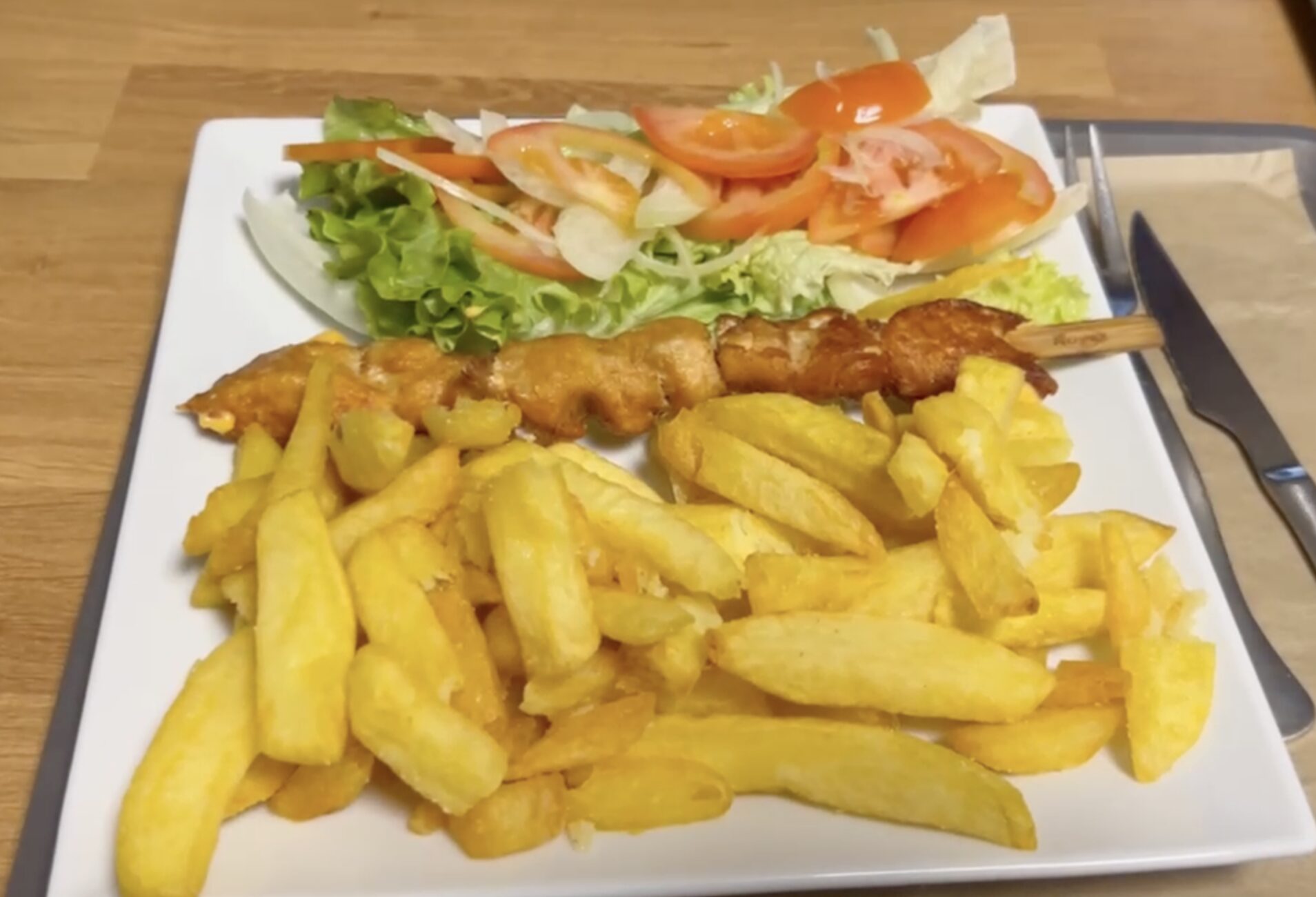 Frites croustillantes, brochette grillée et salade chez Ma Frite Rit à Carcassonne,